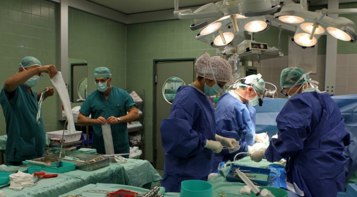 Alya: la grogne des médecins francophones face aux obstacles bureaucratiques